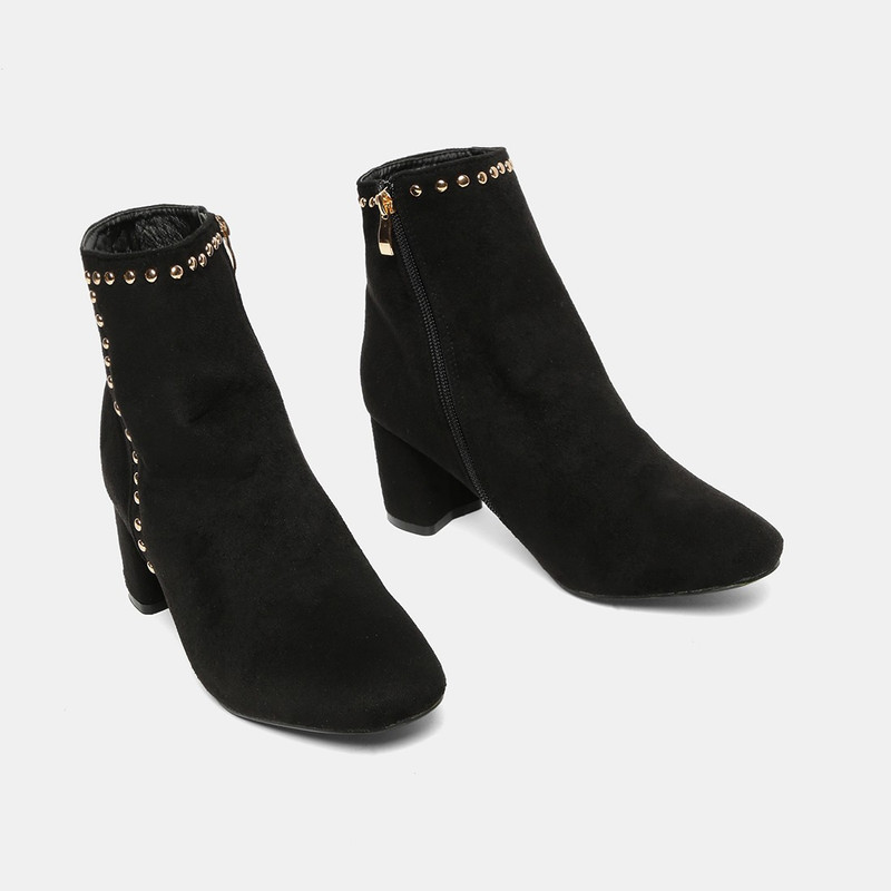 mia boots black