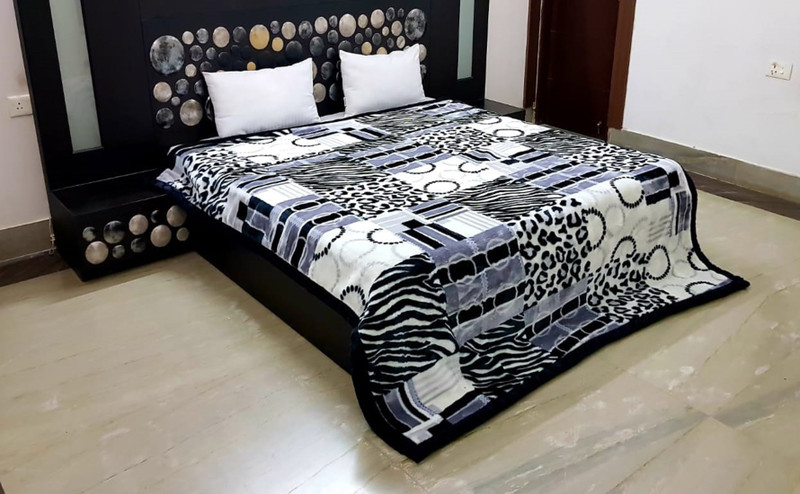 veejay home decor Abstract Double Mink Blanket(Polyester, Multicolor)