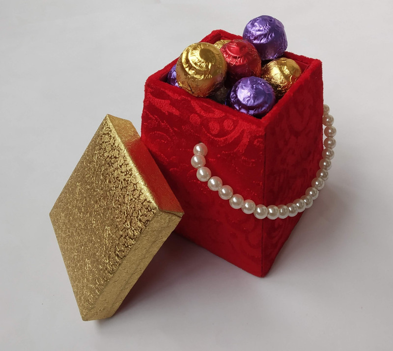 chocopia Royal Gold - Red Pearl Chocolate Box (12 Pieces ) Crackles(144 g)