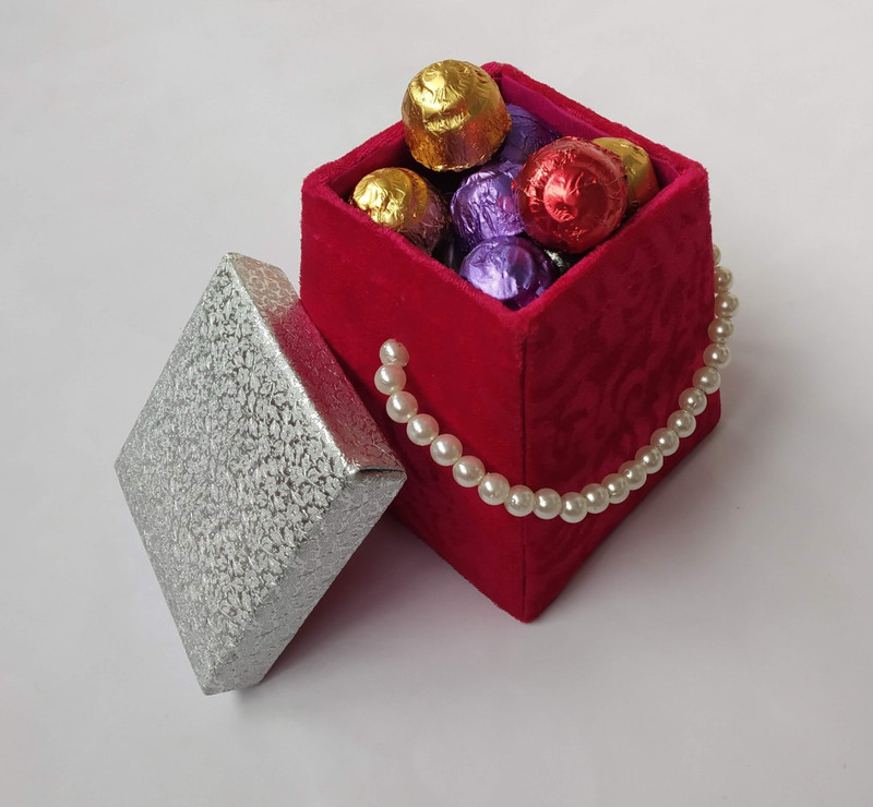 chocopia Royal Silver - Pink Pearl Chocolate Box (12 Pieces ) Crackles(144 g)