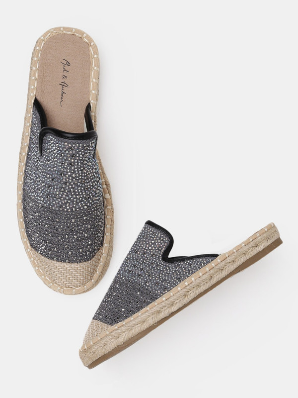 Mast and outlet harbour espadrilles