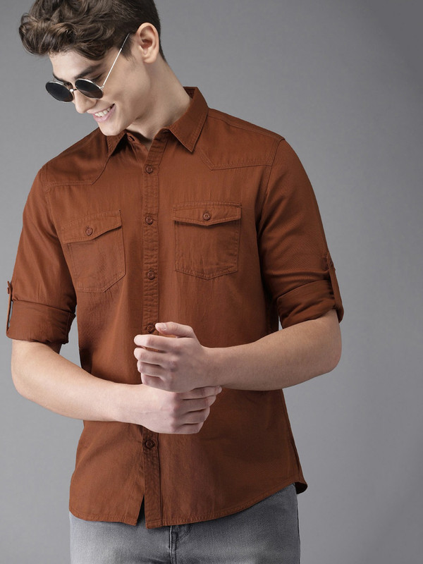 Men Regular Fit Solid Spread Collar Casual Shirt