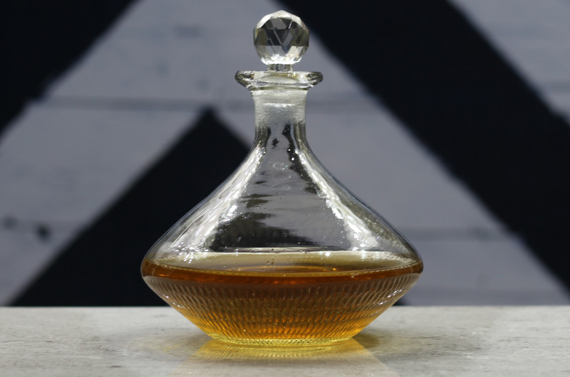 shobhana enterprises Decanter Glass Bottle for Decoration,Whiskey, Scotch, Wine, Vodka, Tequila,Rum Hotel, Restaurant Decanter(Glass, 750 oz)