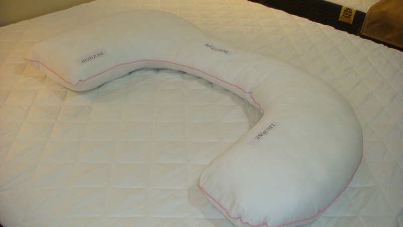Snoozer Bedding Ltd. Plain With Pink Piping Pregnancy Pillow(White)