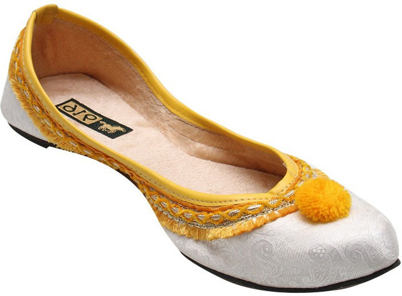 Port Punjabi White Jutis For Women(White)