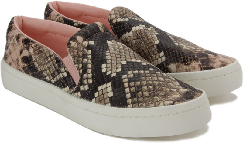 ADIDAS ORIGINALS COURTVANTAGE SLIP ON W Loafers For Women(Brown)