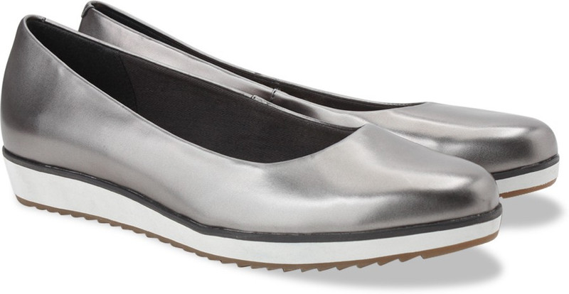 Clarks Compass Zone Silver Slip On shoes For Women(Silver)