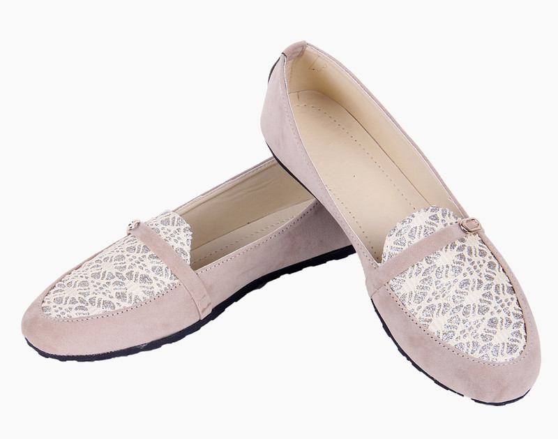 Goyal Cream Dimond Cut Loafers For Women(White, Pink)