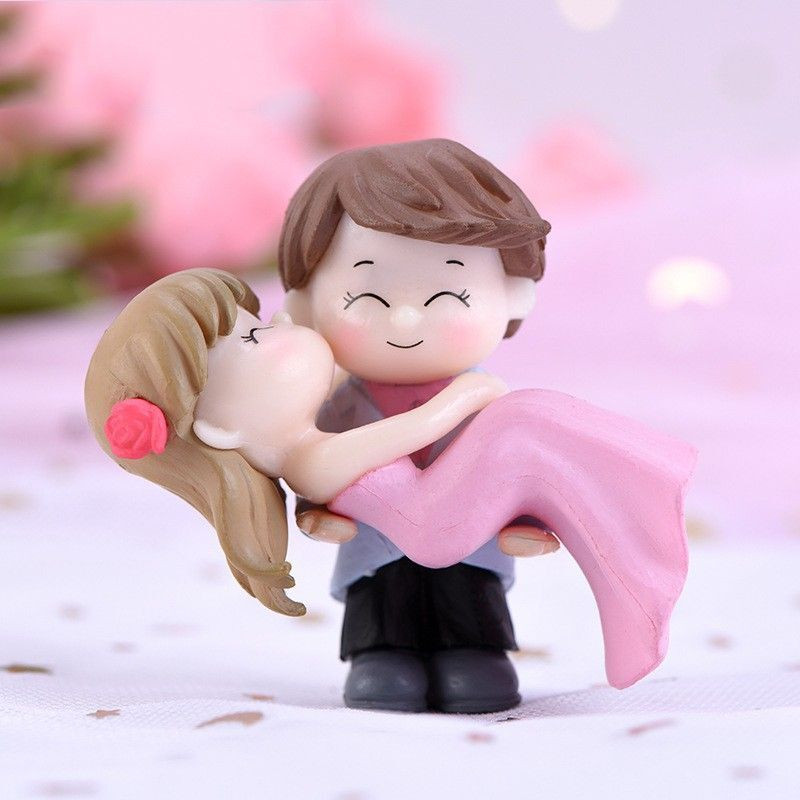 Chocozone Hug Couple Miniature Romantic Gifts for Girlfriend Decorative Showpiece -5.5 cm(Multicolor)