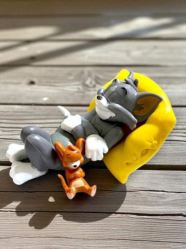 SSAppliances Tom and Jerry Sleeping Action Figure | 15 cm Cartoon Collectible Figurine(Multicolor)