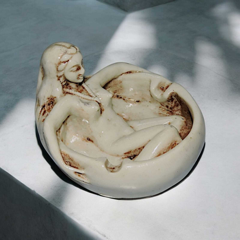 SMVDT ASHTRAY FOR HOME,BAR AND OFFICE. (COLOR - WHITE). White Polyresin Ashtray(Pack of 1)
