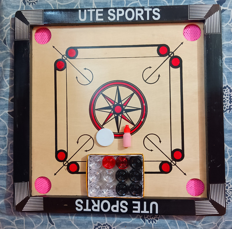 UTE CARROM BOARD 20 INCH WITH GOTIYAN, CRYSTAL COINS 20 PCS, STRIKER AND POWDER 40 cm Carrom Board(Beige)