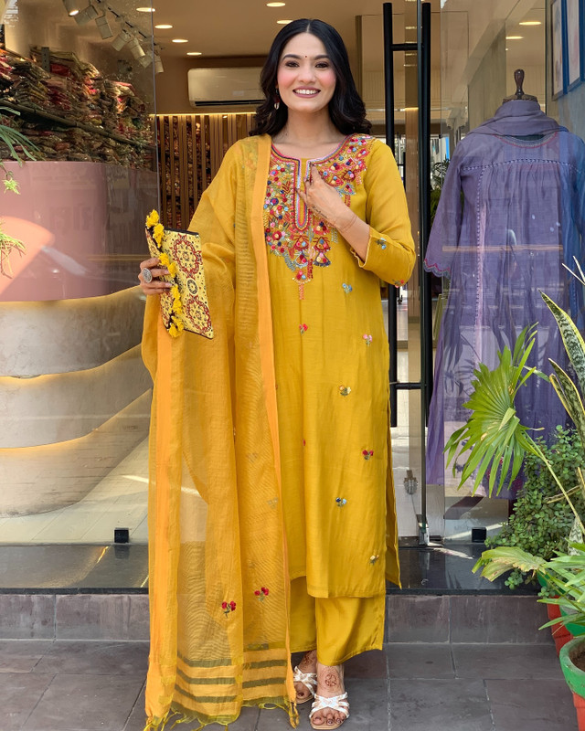 Gosriki Women Kurta Pant Dupatta Set