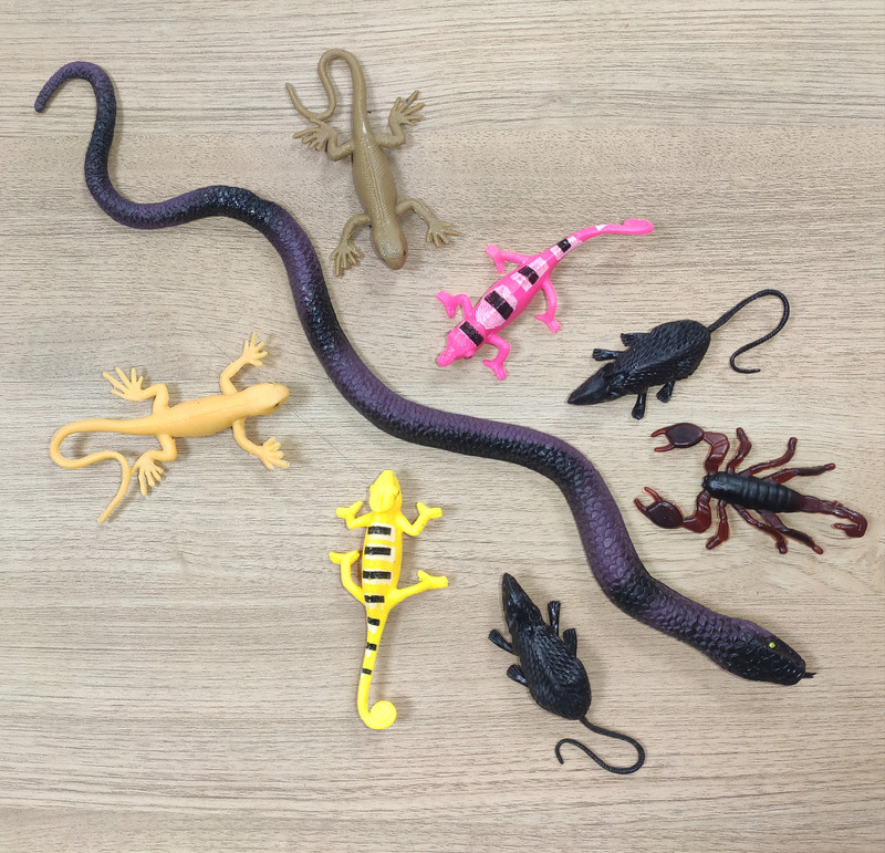 VEDY 8 Animal & reptile toy figurines set including snake, lizards, mice, and scorpion. Gag Toy(Multicolor)