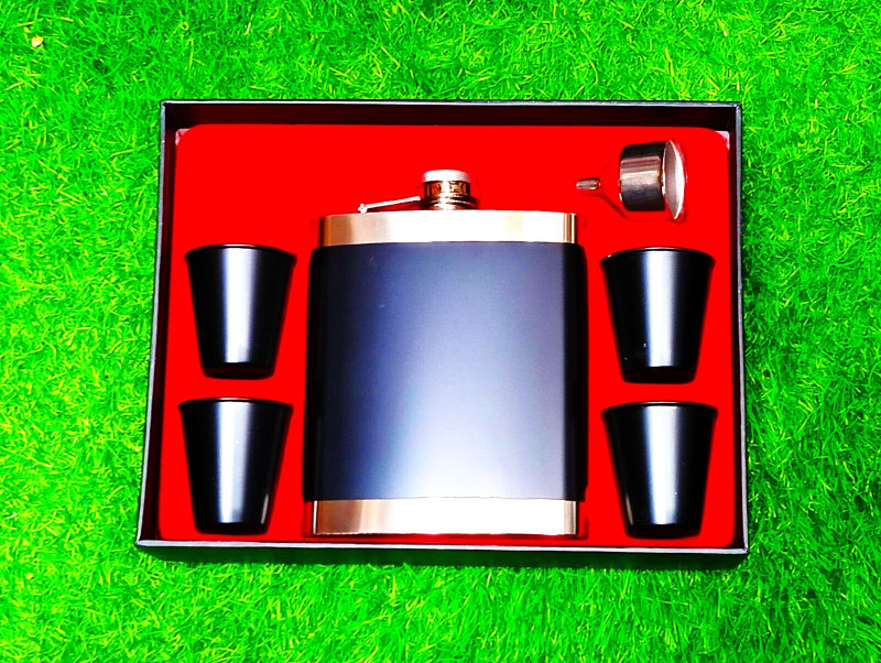 JGG Jain Gift Gallery 18 oz hipflask set with 4 glass STAINLESS STEEL Hip Flask(500 ml)