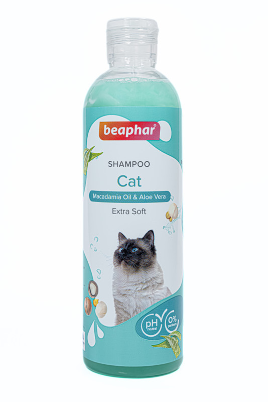 Beaphar Cat Shampoo with Macadamia Oil & Aloe Vera, pH Balanced, Zero Paraben Conditioning, Anti-dandruff, Anti-fungal, Whitening and Color Enhancing Natural Cat Shampoo(250 ml)