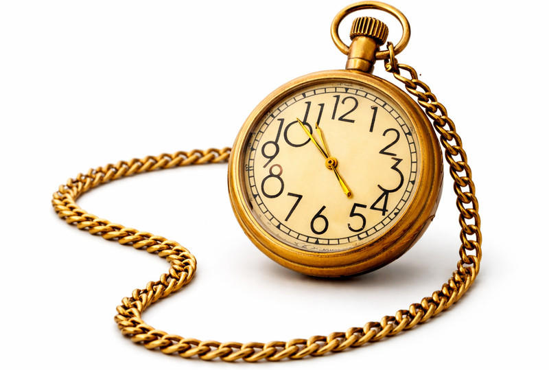 Ora Antique Pocket Watch for Men with Gold Tone Chain, Vintage Roman Numeral Retro Alloy Pocket Watch Gift for Husband Dad Friends Family Birthday Brass Metal Pocket Watch Chain
