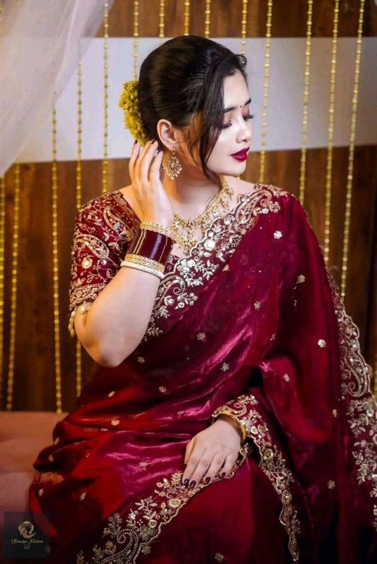 ANJAVI FASHION Embroidered Bollywood Velvet Saree(Maroon)