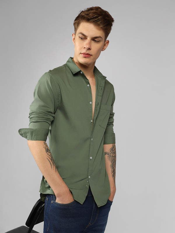 Dennis Lingo Men Solid Casual Green Shirt