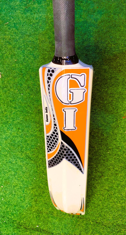 Cricketkingdom WHITE PVC BAT PLASTIC CRICKET BAT WITH COVER Maple Softball  Bat For 15+ Yrs(0.8 kg)