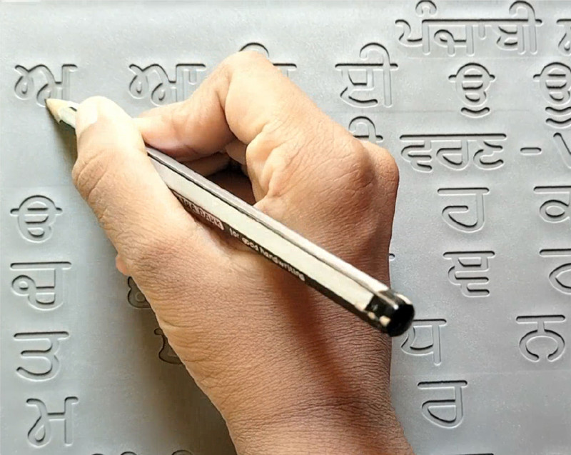 AKSHARABHYAS Tamil Eluttukkal 2 Slates with letters in groves for Children to trace & learn(Grey)