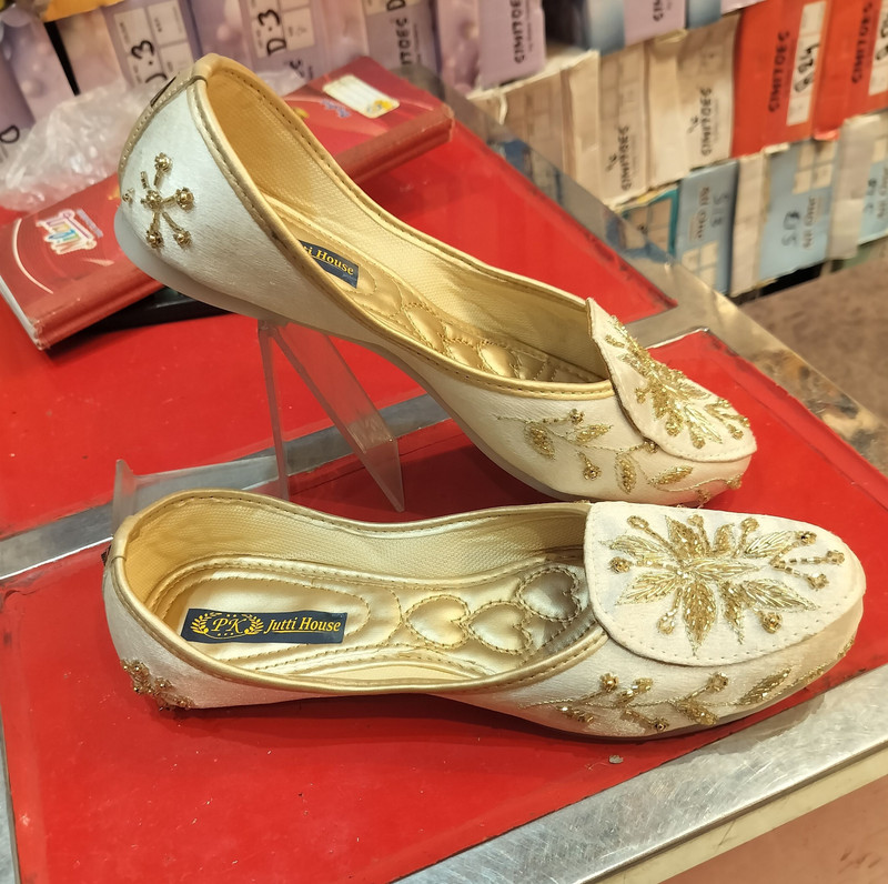 GAHLOT Golden Embroidered Women's Jutti | Ethnic Flats for Wedding & Party Smart Shoe