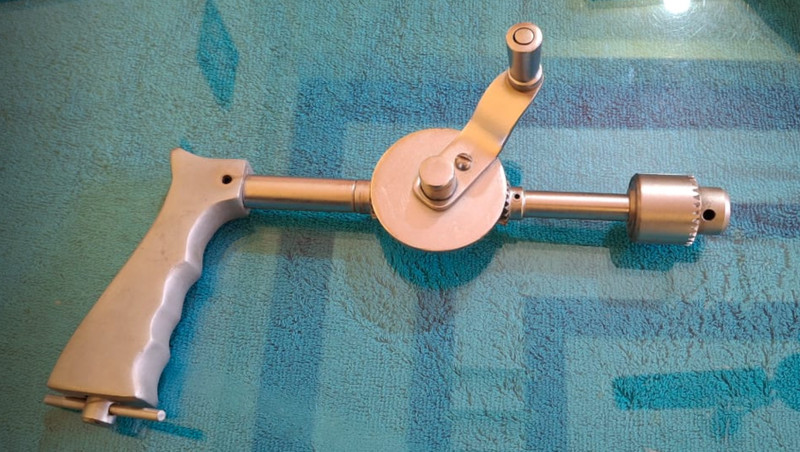 OI MEDICARE Orthopaedics Universal Open Hand Drill with S.S. Gears Surgical Plier(Steel)