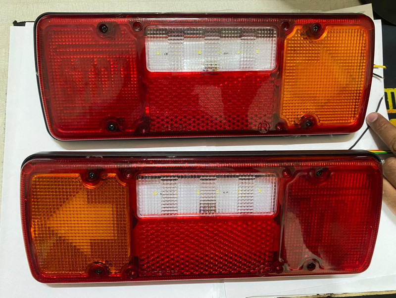 Auto MT 2PC TRUCK ASHOK LEYLAND BUSES TAIL LIGHT 12V STOP Indicator Tail Light Vehicle Tool Kit