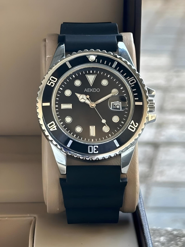 AEKDO DRM0024 Round Dial Silicone Strap Men's Watch – Sleek & Sporty Design Analog Watch - For Men