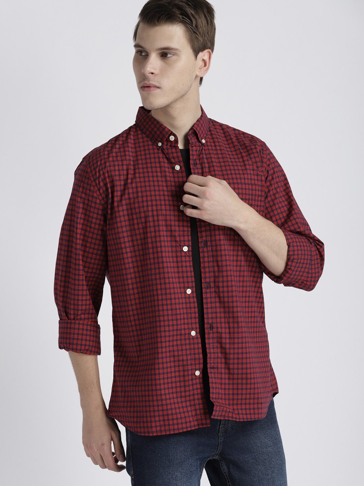 gap red shirt