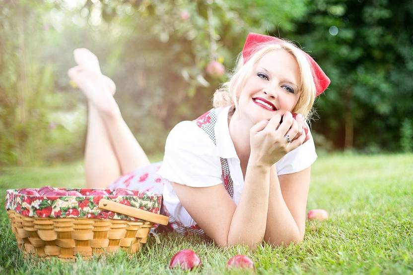 Azohp8113 Apples Summer Grass Park Outdoor Happy Paper Print