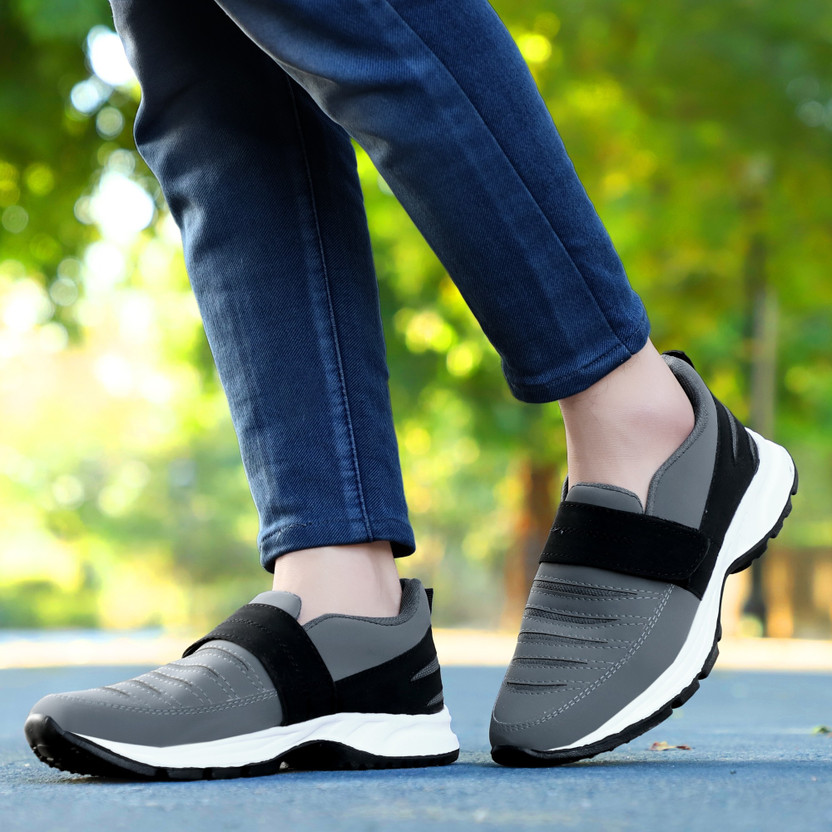 Lightweight men's shoes without laces