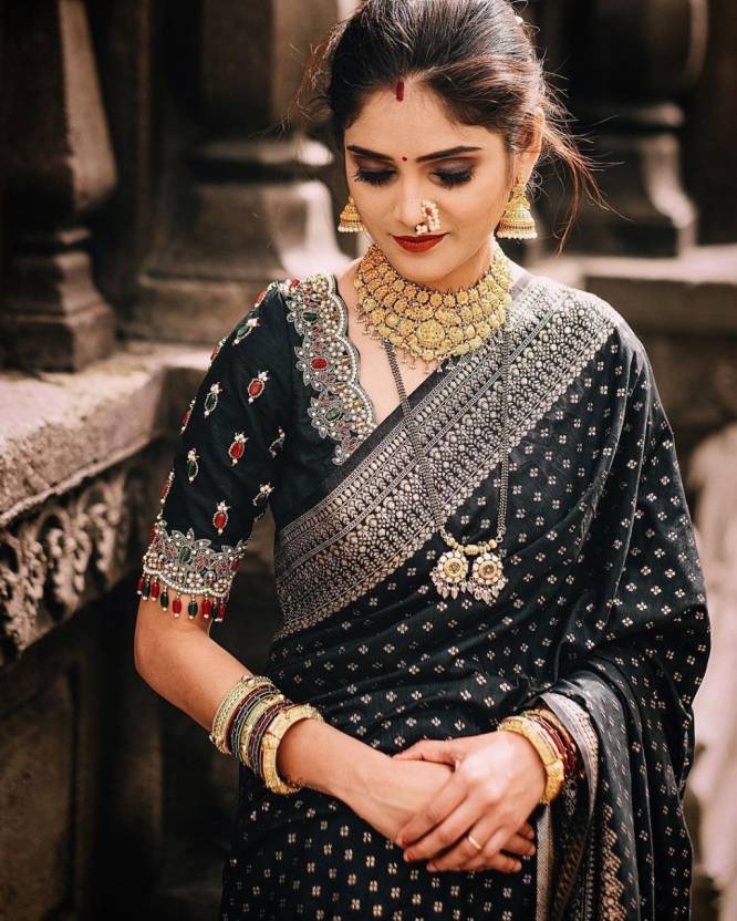 Buy DHREY CREATION Woven Kanjivaram Silk Blend, Jacquard Black Sarees  Online @ Best Price In India 