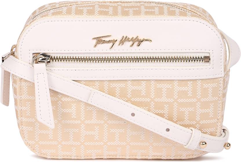vrede endelse panik Buy TOMMY HILFIGER Women Beige Handbag Weathered White Online @ Best Price  in India | Flipkart.com