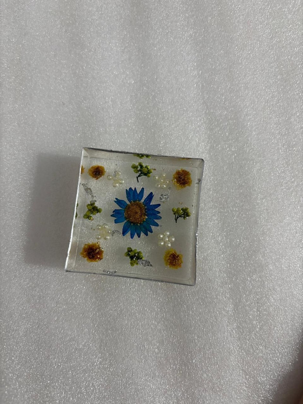 SN Resin Real Flowers Samples Paper Weights Square Paperweight Cube Glass Paper Weights  with Glossy(Set Of 1, Multicolore)