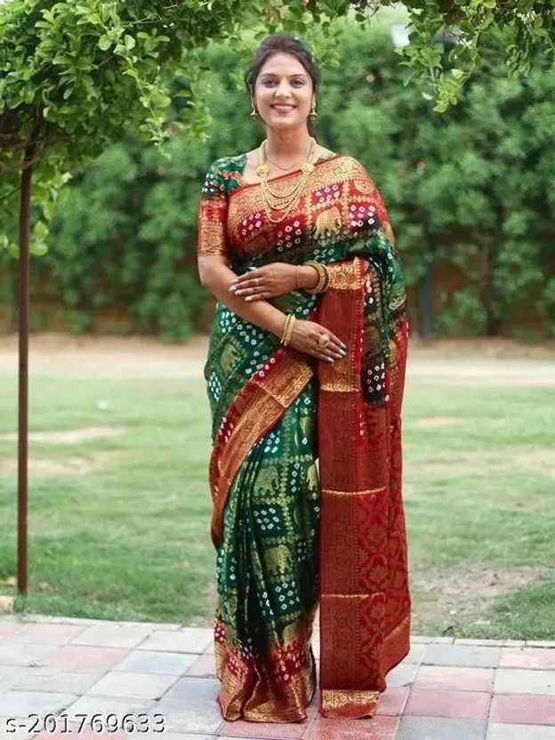 red and green bandhani saree