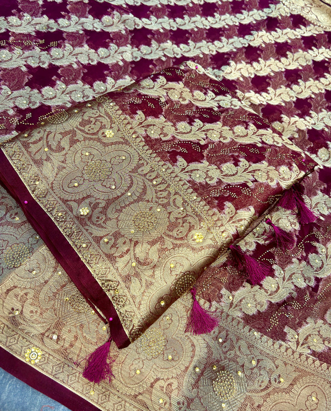 Banaras silk palace Woven Banarasi Organza Saree(Maroon)