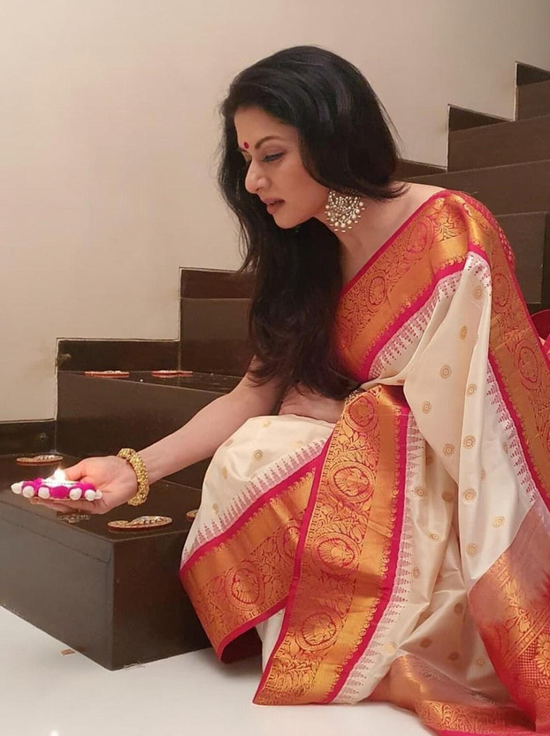 KHANJAN KHANJAN FASHION Geometric Print, Graphic Print, Woven Kanjivaram Pure Silk, Jacquard Saree(White) - Flipkart Deal