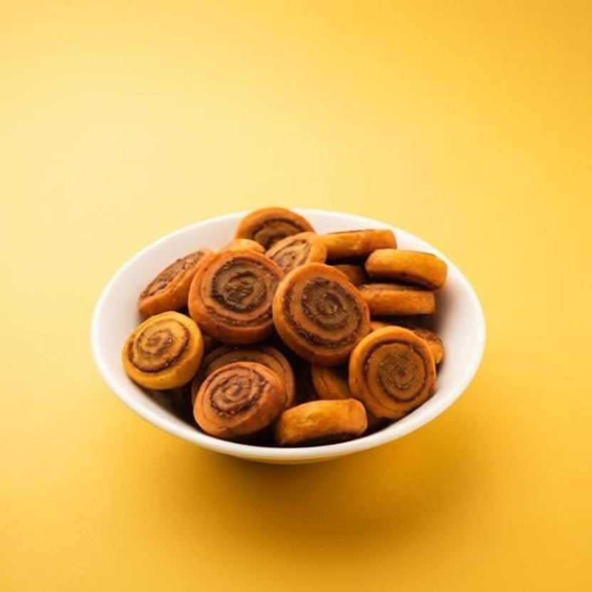 Royal foodery BHAKARWADI SMALL (1KG) Bhakarwadi(1 kg)