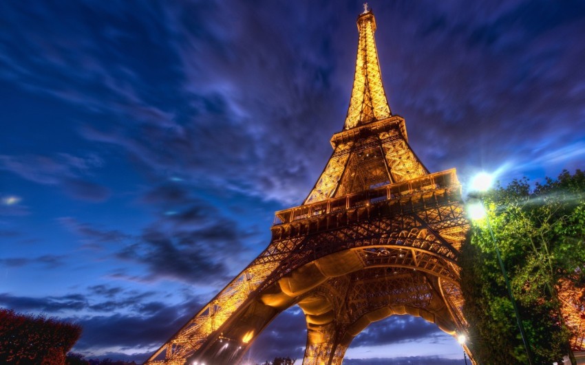 Eiffel Tower Autumn Season 4K wallpaper download