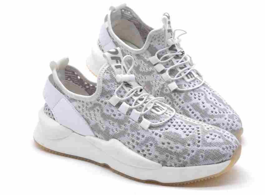 55% OFF on yeezy Running Shoes For Men(White) on Flipkart