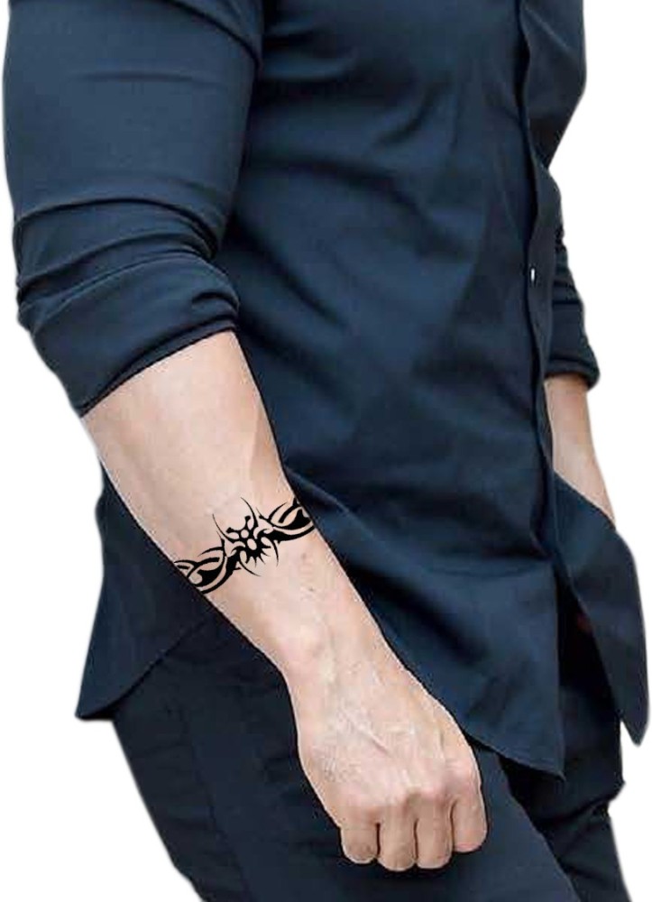 Arm ringband tattoo  Schwarze tattoos Kindernamen tattoo Unterarm tattoo