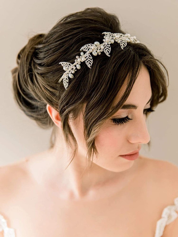 Premium Photo  Young beautiful bride with luxurious curls wedding  hairstyle with tiara