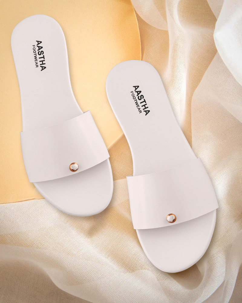 Details 177+ white slippers flipkart best kenmei.edu.vn