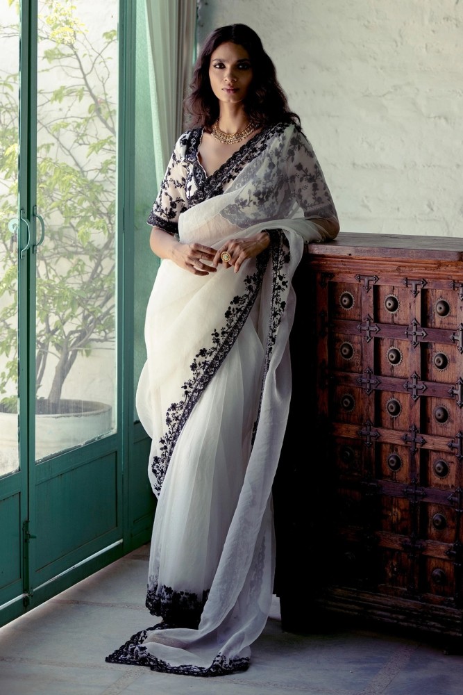 Top more than 72 white saree with black border best