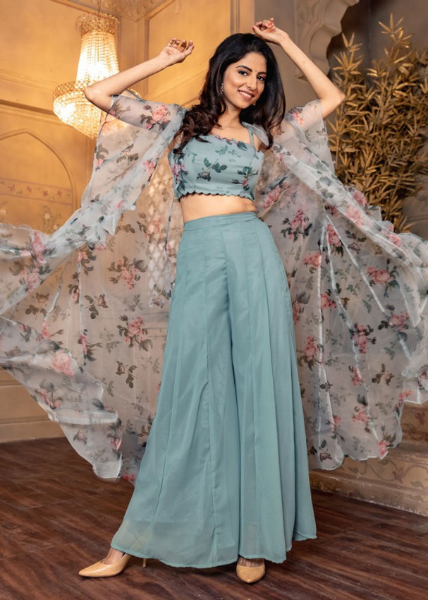 Suit with flowing fabric jacket and palazzo pants | INVITADISIMA